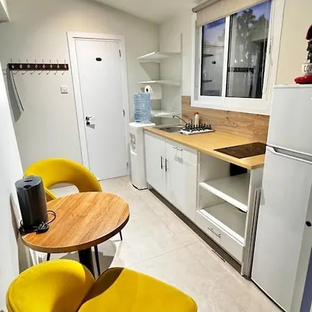 Smart Deluxe N9 Private Kitchenette Balcony 250m Marina Port 900m * Лимасол